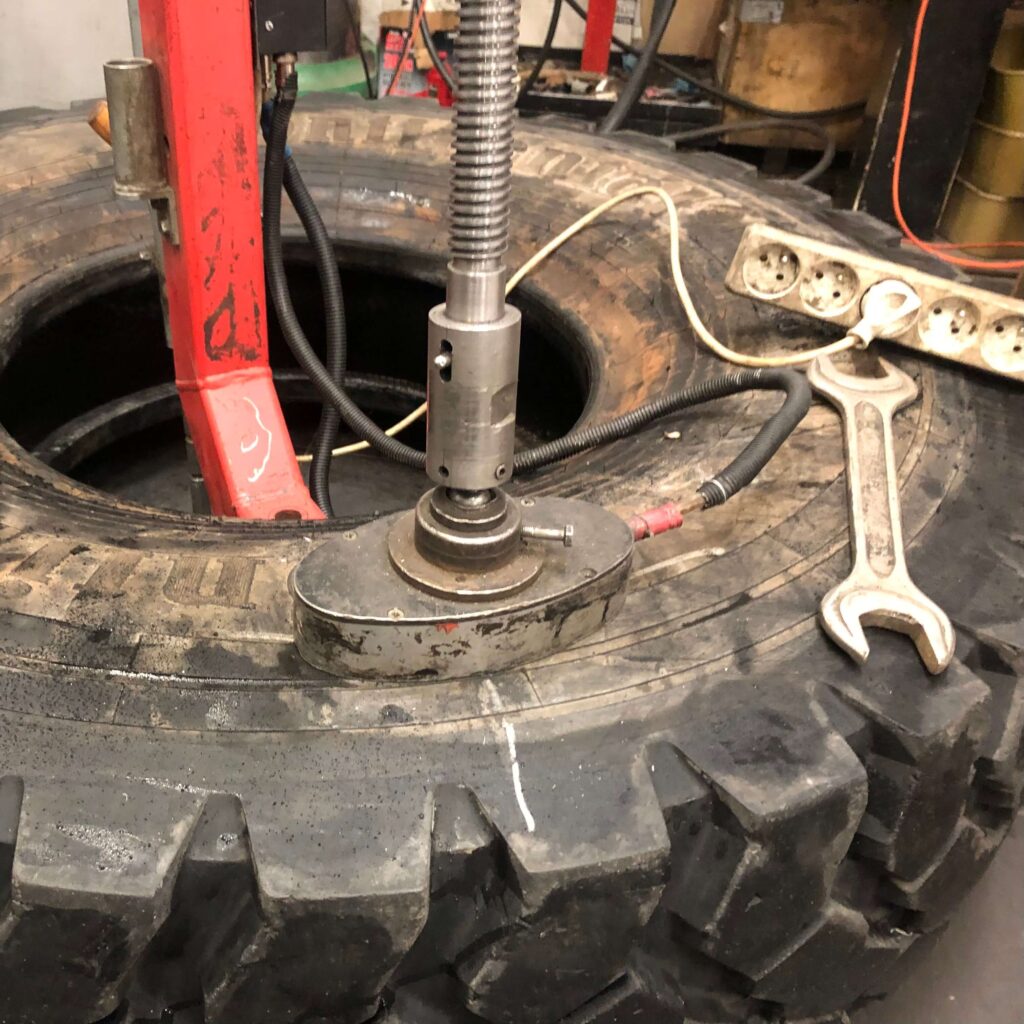 Послуга ремонт шини складний